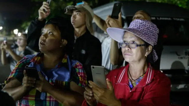 personas con celulares