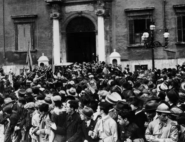 મુસોલિનીએ સત્તા કબજે કરવાનો તેમનો ધ્યેય હાંસલ કર્યો હોવા છતાં, તેના ફાંસીવાદીઓએ રોમમાંથી પીછેહઠ કરી ન હતી અને તેના સત્તા પર આવવાની ઉજવણી માટે તેના દ્વારા પરેડ બંધ કરાવી હતી.