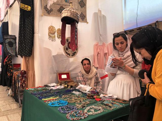 نمایشگاه تولیدات زنان افغان در کابل برگزار شد Bbc News فارسی 