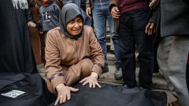 Aza tutayotgan falastinlik ayol