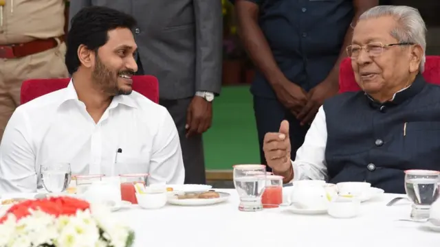 గణతంత్ర దినోత్సవం సందర్భంగా విజయవాడలోని రాజ్‌భవన్‌లో ఏర్పాటు చేసిన తేనీటి విందులో గవర్నర్ బిశ్వభూషణ్ హరిచందన్, ముఖ్యమంత్రి జగన్మోహన్‌రెడ్డి