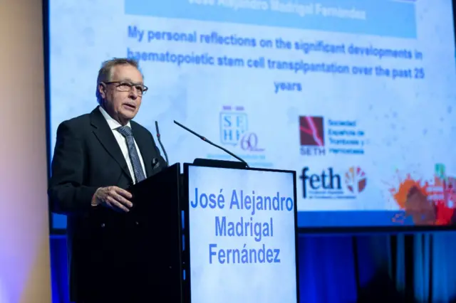 Madrigal dando una conferencia
