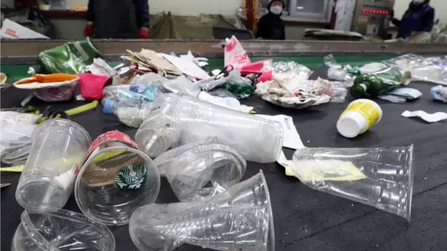 일회용 컵 보증금 제도는 2002년 관련 업계와 자발적 협약으로 추진했다가 실패한 이력이 있다