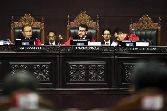 Ketua Majelis Hakim Mahkamah Konstitusi Anwar Usman (tengah) mengetuk palu didampingi Hakim Konstitusi Aswanto (kiri) dan I Dewa Gede Palguna (kanan) saat menutup sidang lanjutan Perselisihan Hasil Pemilihan Umum (PHPU) presiden dan wakil presiden di Gedung Mahkamah Konstitusi, Jakarta, Jumat (21/6/2019). Sidang tersebut beragendakan mendengar keterangan saksi dan ahli dari pihak terkait yakni paslon nomor urut 01 Joko Widodo (Jokowi)-Ma'ruf Amin.