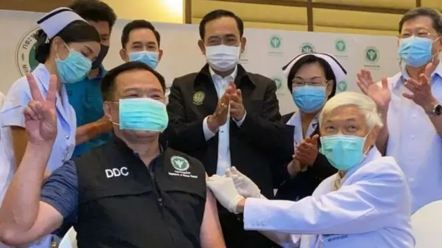 พล.อ.ประยุทธ์มาให้กำลังใจนายอนุทิน ชาญวีรกูล รองนายกฯ และ รมว. สธ. ที่รับวัคซีนโควิดของ บ.ซิโนแวค