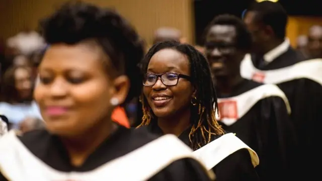Mahasiswa lulus dari School of Business di African Leadership University, sistem multi-kampus di seluruh Afrika yang berfokus pada kewirausahaan
