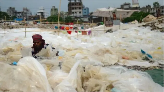 নিষিদ্ধ হওয়া সত্ত্বেও বাংলাদেশে পলিথিনের মতো প্লাস্টিক এখনো উৎপাদিত হচ্ছে