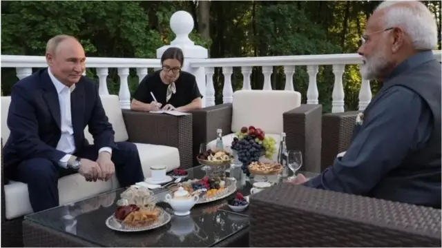 普京在莫斯科郊外的官邸欢迎莫迪并举行非正式会议。