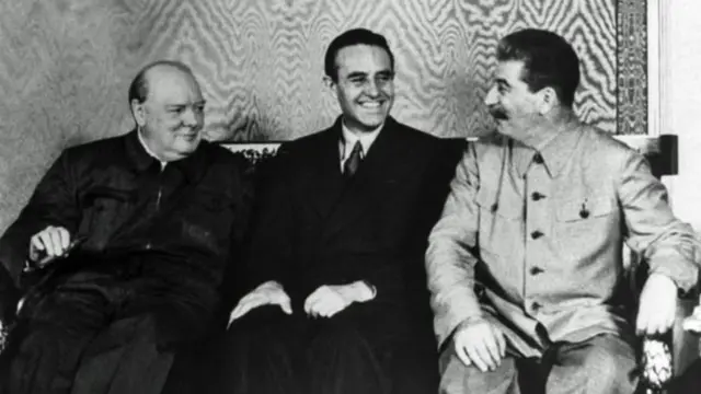 క్రెమ్లిన్‌లో విన్సంట్ చర్చిల్, జోసెఫ్ స్టాలిన్లతో నాటి అమెరికా రాయభారి హర్రీమన్