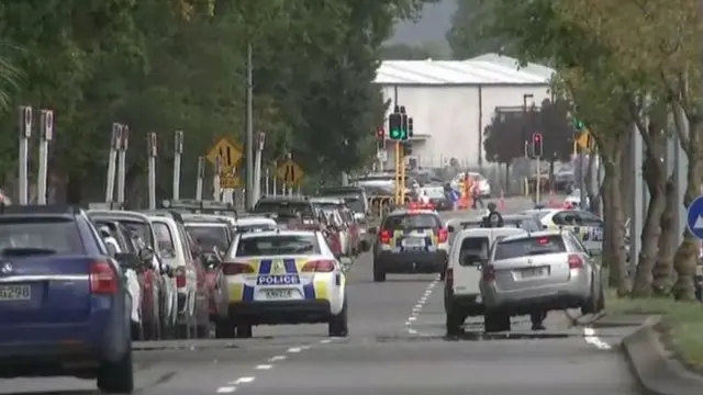 Booliska ayaa isku gedaamay masaajidka la weeraray