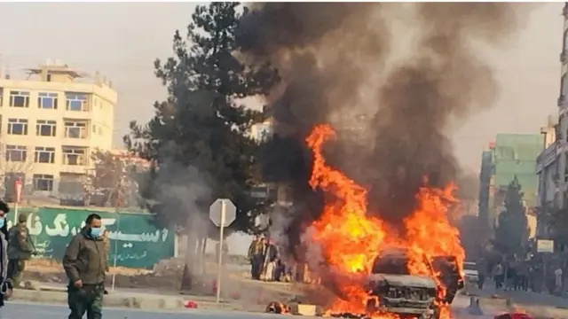 پر خواله رسنیو یو موټر ښکاري چې اور یې اخیستی او لوګی ترې پورته کېږي.