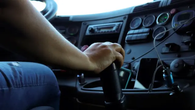 Amira manejando el camión