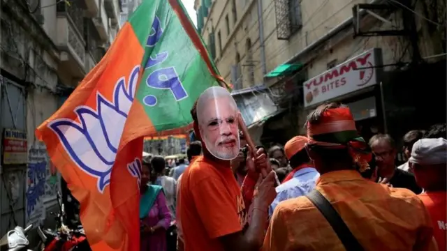 कोलकाता में जश्न मनाते भाजपा समर्थक