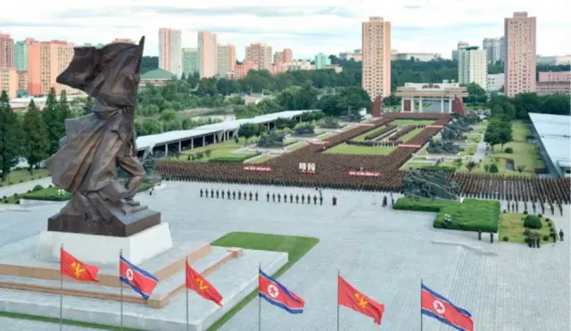 북한 노동당 기관지 노동신문이 2017년 8월 11일 유엔 안전보장이사회의 대북제재 결의 2371호에 반발하는 정부성명 지지 군인집회 모습을 보도했다