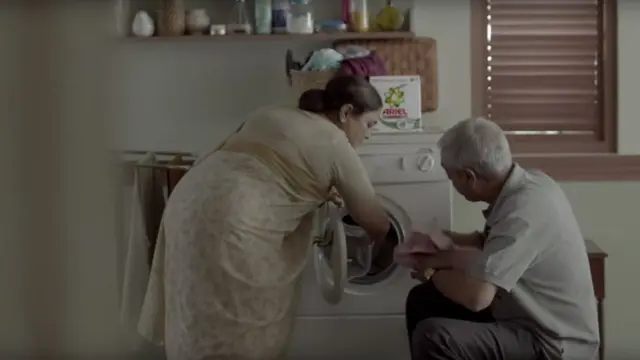 एरियल कंपनी के डिटरजेंट का विज्ञापन