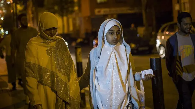 লন্ডনে রমজান মাসে তারাবীর নামাজ পড়তে যাচ্ছেন দুই নারী