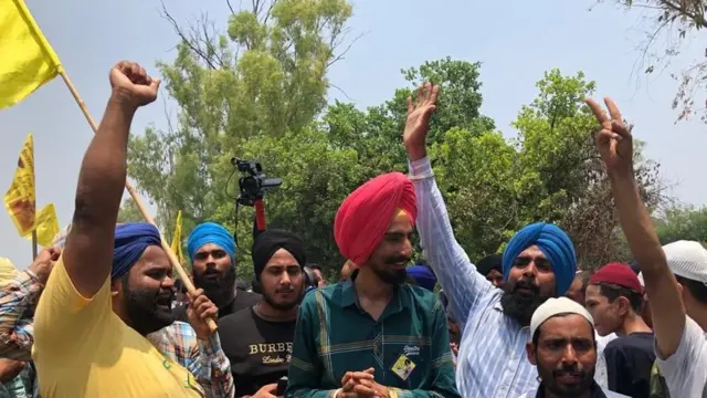 ਸਿਮਰਨਜੀਤ ਸਿੰਘ ਮਾਨ ਦੇ ਹਮਾਇਤੀ ਜਸ਼ਨ ਮਨਾਉਂਦੇ ਹੋਏ