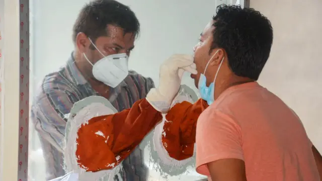 बाग्लुङमा स्वाब परीक्षण गरिँदै