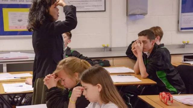 中国老师教外国学生眼保健操