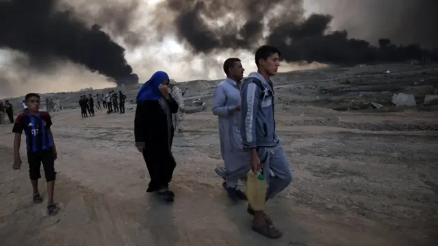 Irak güçleri Musul'a yaklaşırken, siviller çevre köylerden kaçıyor.