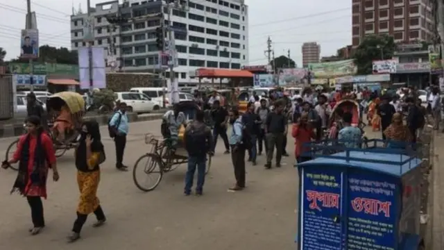 ঢাকায় পরিবহন ধর্মঘট চলাকালীন এক দিন। পরিবহন শ্রমিকদের ওপর প্রভাব রয়েছে শাজাহান খানের