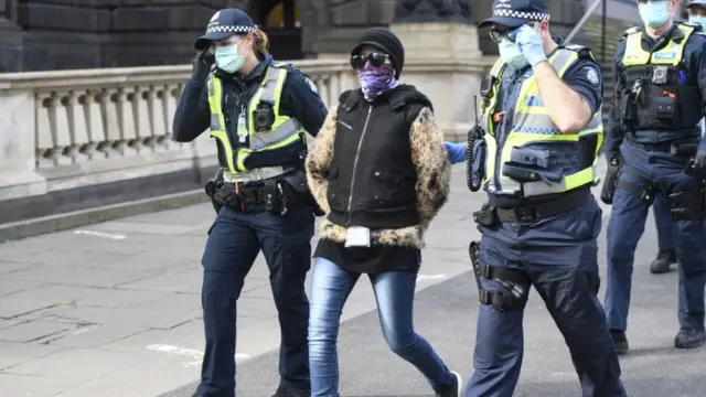 پلیس ملبورن فرد معترض به محدودیت‌های کرونا را دستگیر کرده است