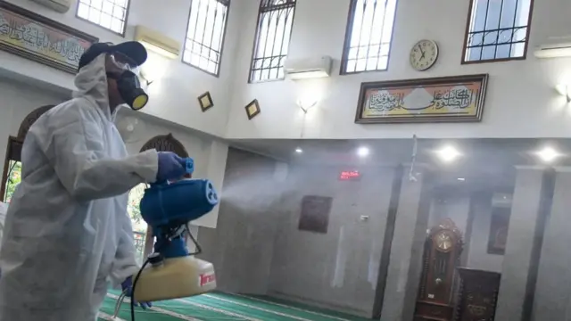 Petugas menyemprotkan cairan disinfektan di Masjid Nurul Hidayah