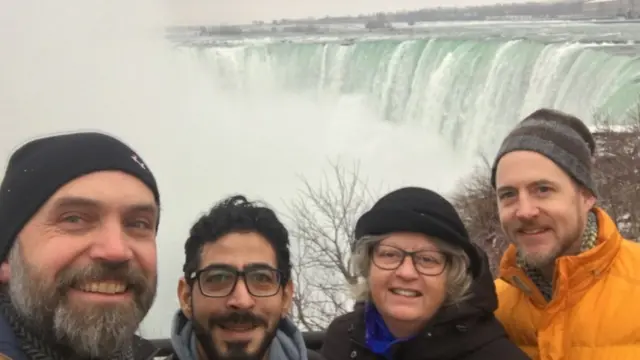 Hassan Al -Kontar, Andrew Brouwer, Laurie Cooper e Stephen Watt nas Cataratas do Niágara