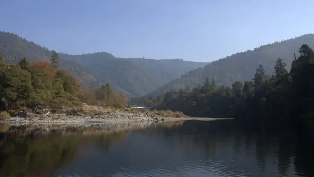 Trecho próximo a montanhas na região norte da Califórnia