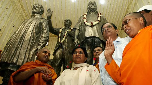 કાંશીરામ, ભીમરાવ આંબેડકર, અને પોતાની મૂર્તિ સામે માયાવતી