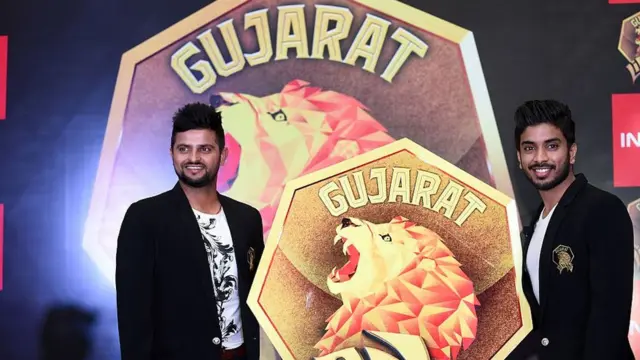 આઈપીએલ ગુજરાતની અગાઉની ટીમ ગુજરાત લાયન્સના માલિક કેશવ બંસલ (જમણે) તથા કૅપ્ટન સુરેશ રૈના
