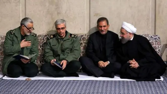 قاسم سلیمانی (چپ) به همراه سایر مقامات ارشد ایران