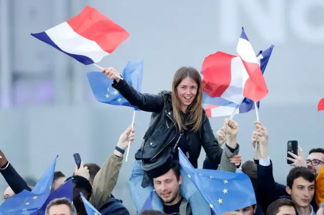 "Вотум доверия Европе". У сторонников Макрона праздник