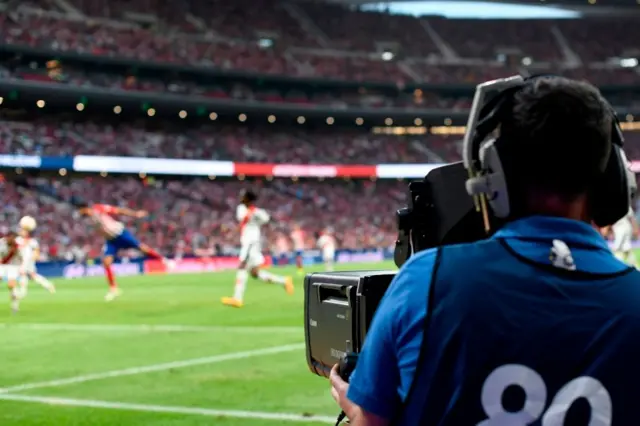 Cámara de televisión en un partido de la Liga.
