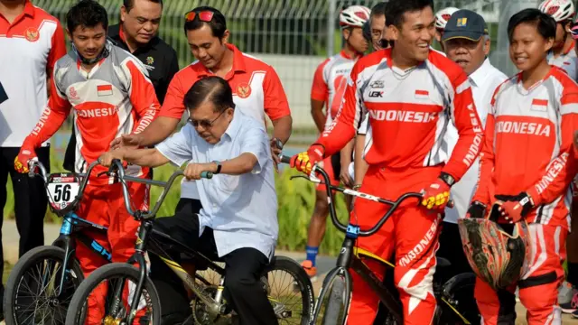 Wakil Presiden Jusuf Kalla (ketiga kiri) mencoba sepeda BMX ketika meninjau lokasi penyelenggeraan kompetisi BMX untuk Asian Games di BMX International Center Pulomas, Jakarta, Jumat (29/6).