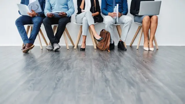 Yigitlar kokrak uchlarini silaydilar