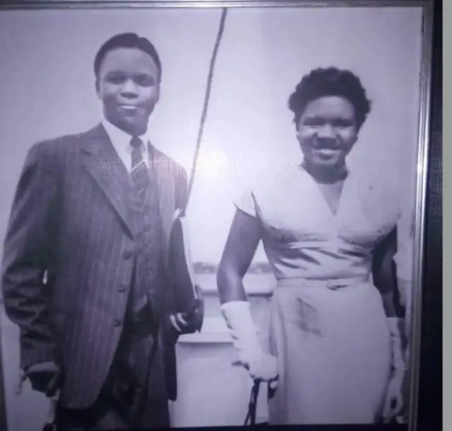 Oloogbe Abdulganiyu Abdulrasaq ati iyawo rẹ Raliat lọdun 1955