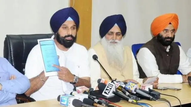 मीडिया को केजरीवाल का माफ़ीनामा दिखाते अकाली नेता बिक्रम सिंह मजीठिया