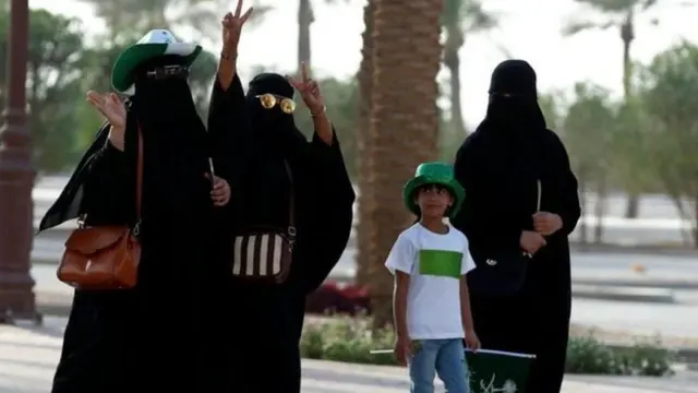 સાઉદી અરેબિયામાં જાહેર સ્થળે મહિલાની પ્રતીકાત્મક તસવીર.