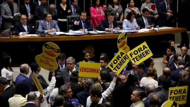 Na Câmara, deputados seguram placas contrárias a Temer