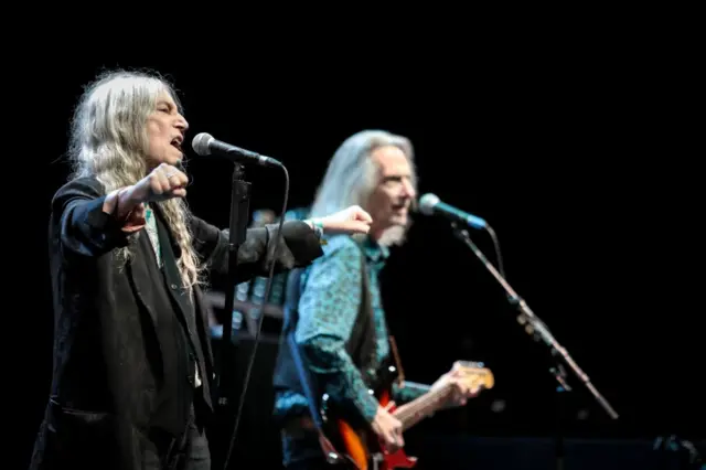 И сегодня, как и в первые дни Patti Smith Group рядом с Пэтти на сцене гитарист Ленни Кей