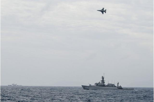 印尼当局派出多艘军舰及军机到纳土纳群岛附近海域捍卫主权（图为印尼空军F-16战机和军舰）。