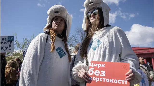 Під час акції активісти, посилаючись на дані різноманітних опитувань населення, наполягали, що українці вже готові до такої заборони.