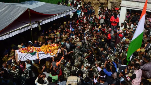 নিহত এক সৈনিকের অন্তেষ্টক্রিয়া