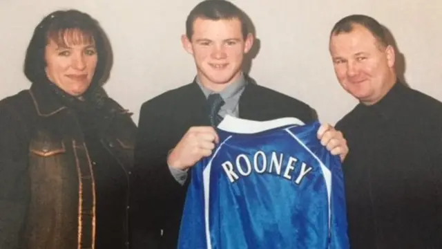 У 2002 році Руні підписав контракт з "Евертоном"