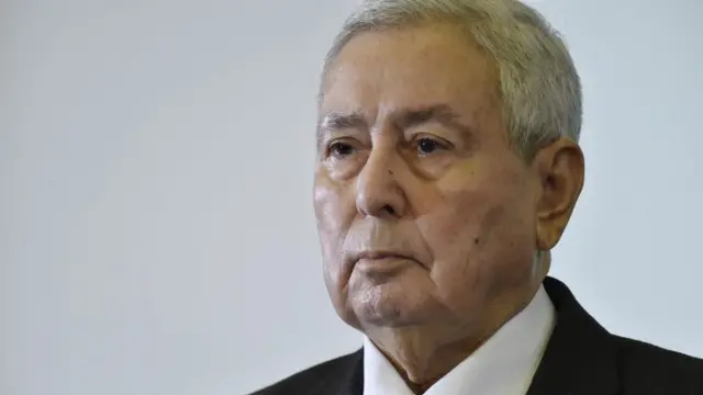 Le président par intérim, Abdelkader Bensalah, a dit vouloir s'en tenir aux délais constitutionnels fixés pour la durée de son mandat.