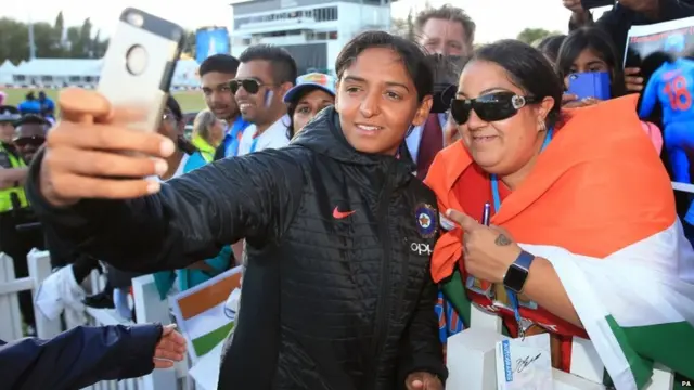 हरमन प्रीत कौर अपने प्रसंशकों के साथ