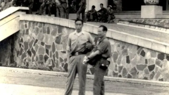 Ông Bùi Tín với tướng Nam Long Tư lệnh Quân đoàn Hai ngày 30/4/1975