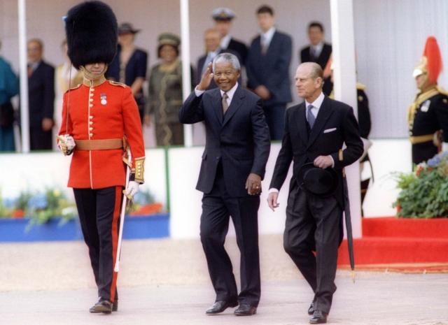 1996年，南非總統曼德拉訪問英國，菲利普親王陪同。