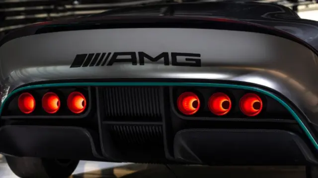 شش چراغ به شکل اگزوز در عقب AMG قرار داده شده است